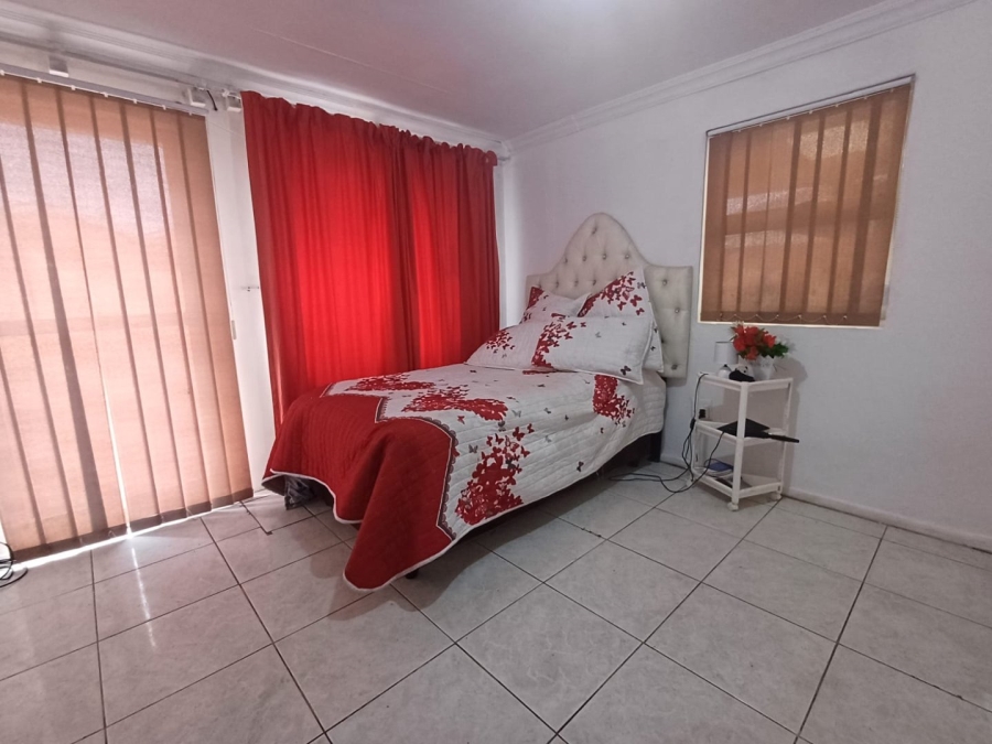 5 Bedroom Property for Sale in Electric City Western Cape